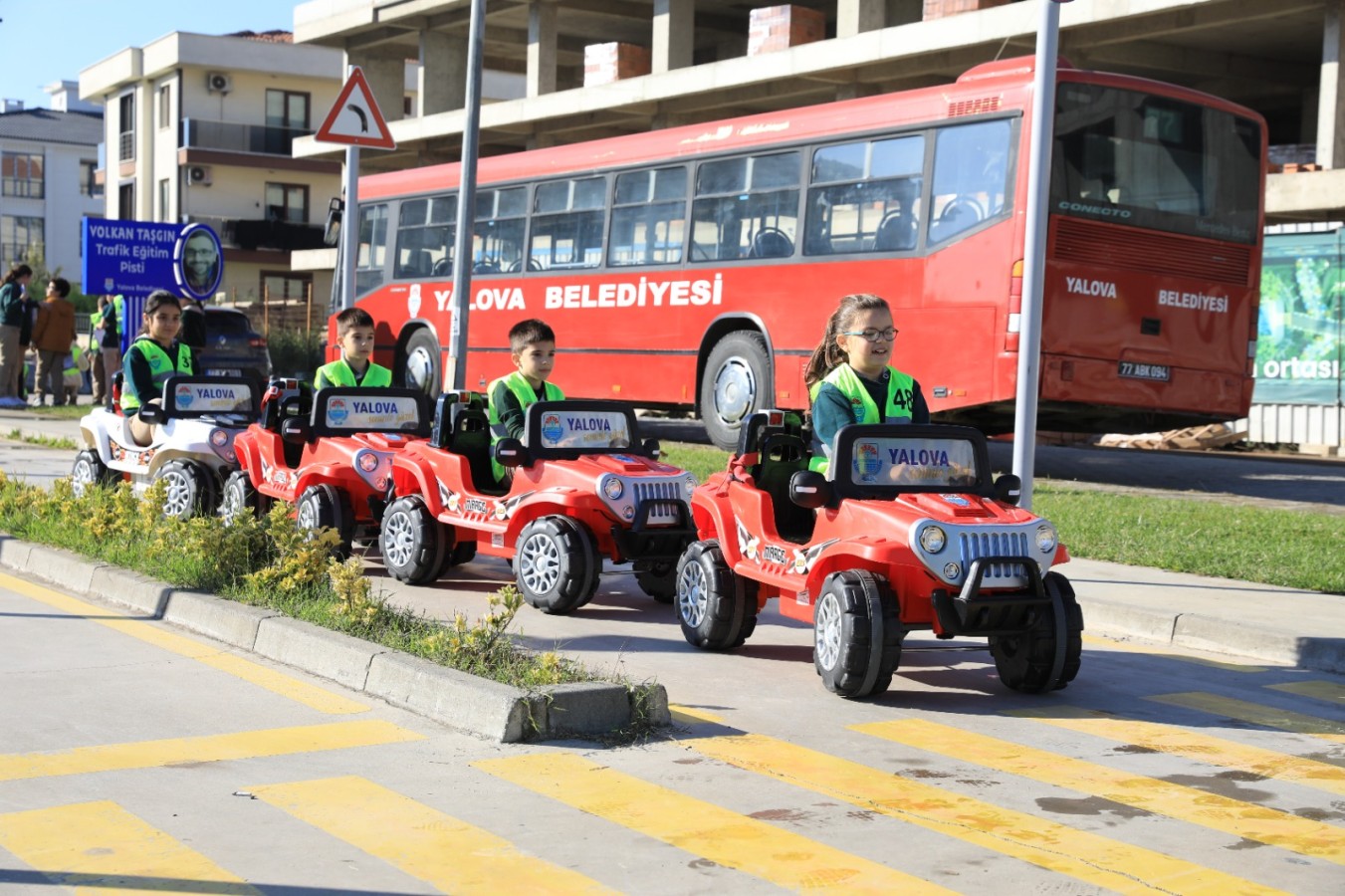 ÇOCUKLAR PİSTİN TOZUNU ATTILAR