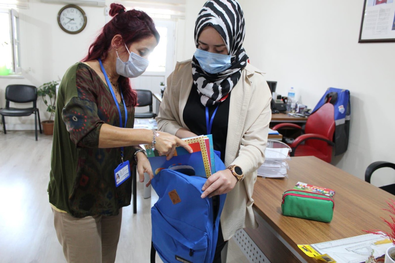 ÇOCUKLARA KIRTASİYE MALZEMESİ DAĞITILDI