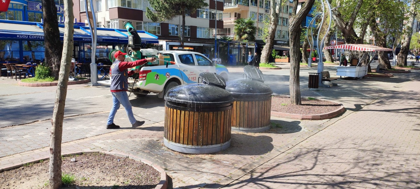 ÇÖP KONTEYNERLERİ VE MAZGALLAR İLAÇLANIYOR