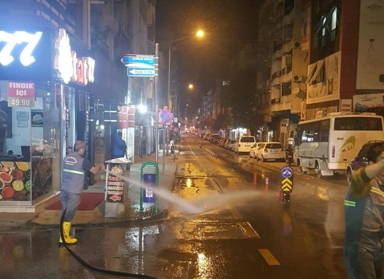 CUMHURİYET CADDESİNE KAPSAMLI TEMİZLİK