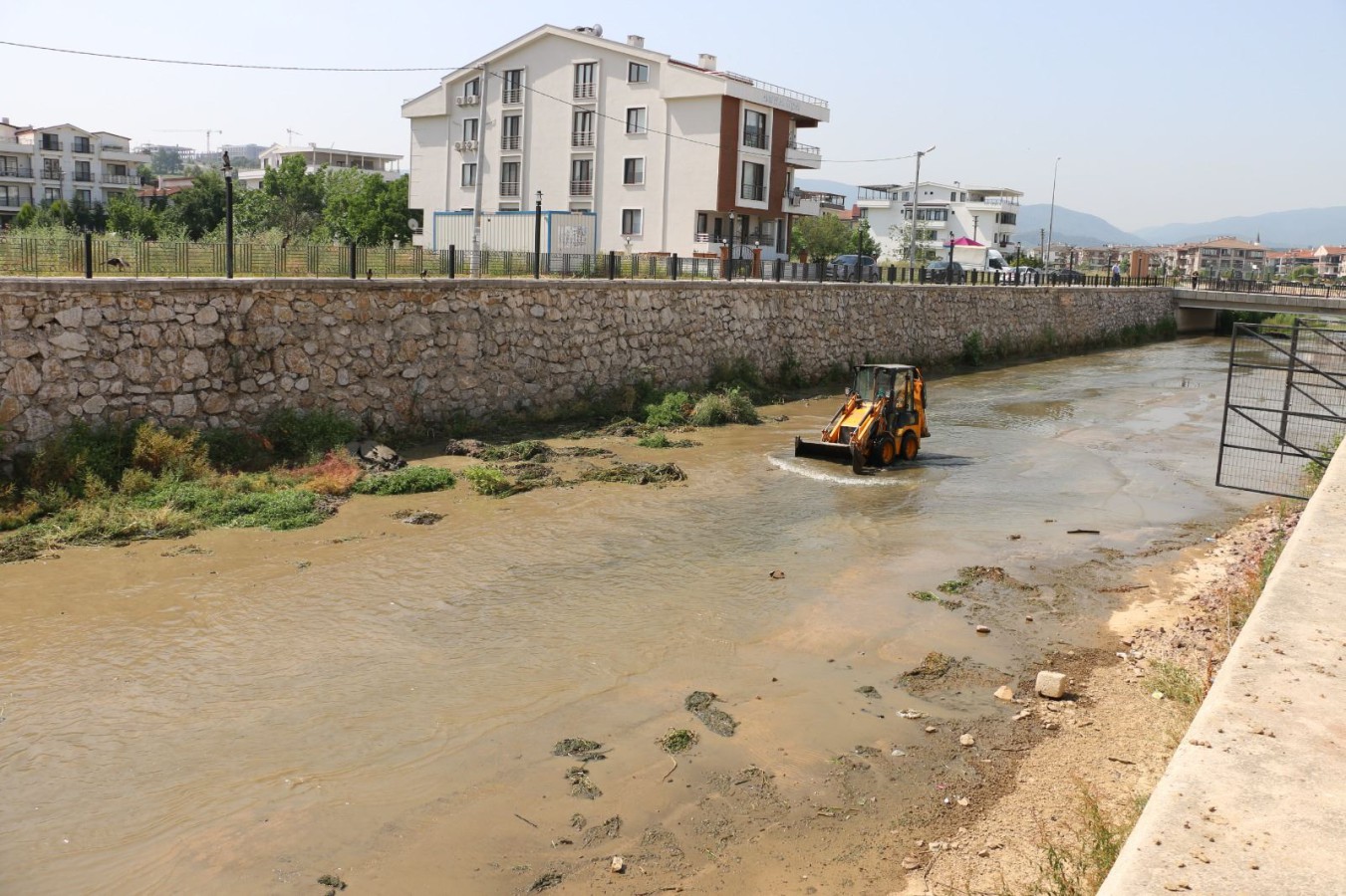 DERE YATAKLARI TEMİZLENİYOR