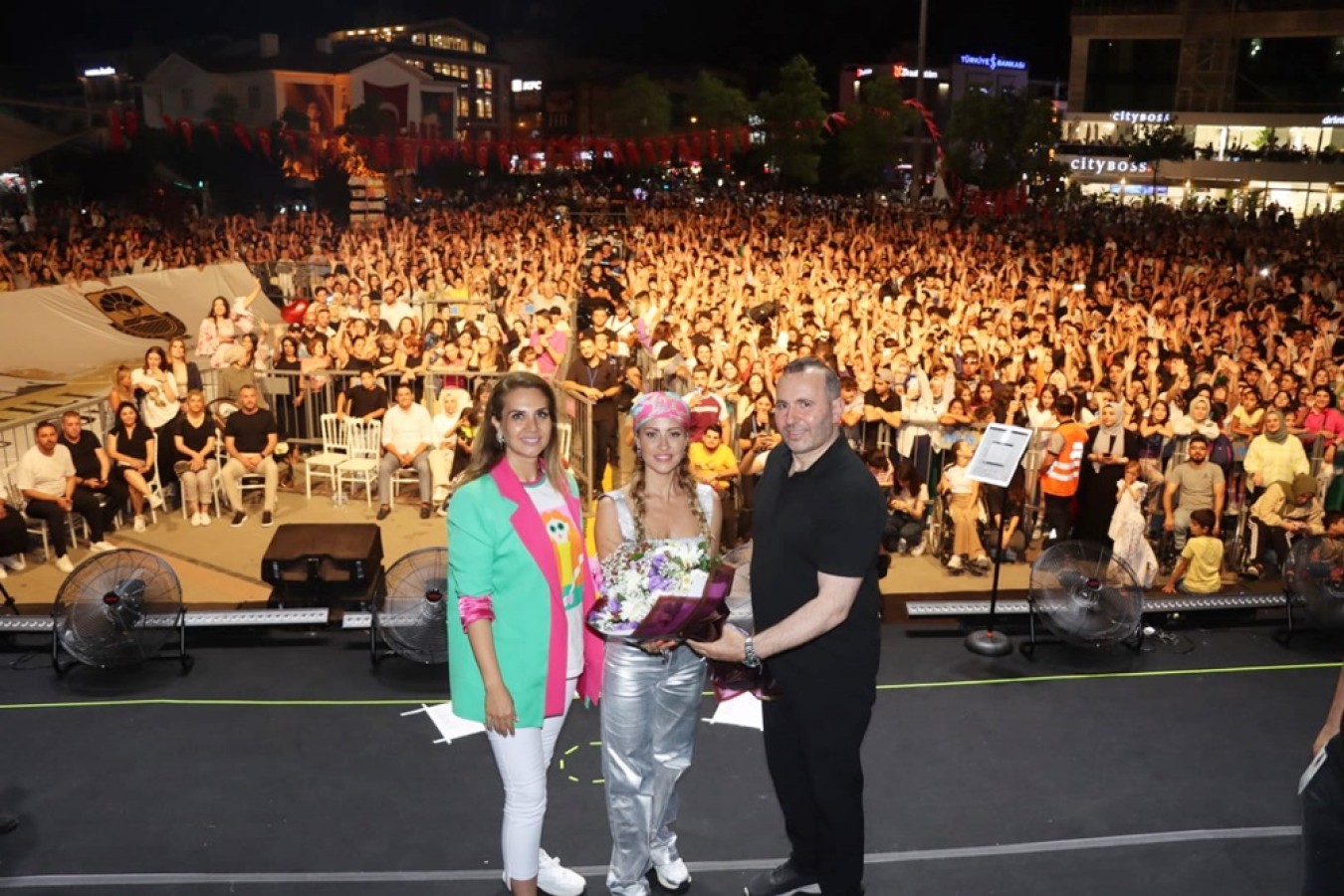 DERYA ULUĞ KONSERİNİ BİNLERCE YALOVALI VATANDAŞ İZLEDİ