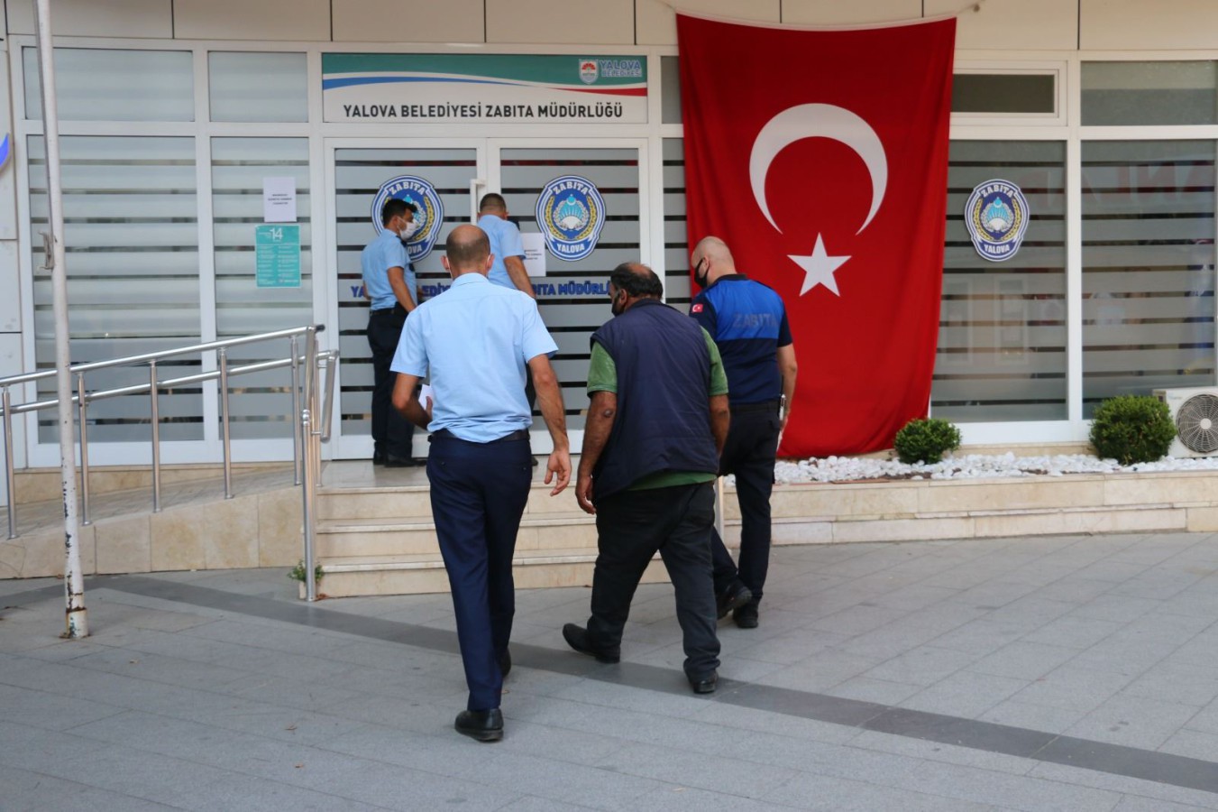 DİLENCİNİN ÜZERİNDEN ÇIKAN PARA ASGARİ ÜCRETİ GEÇTİ