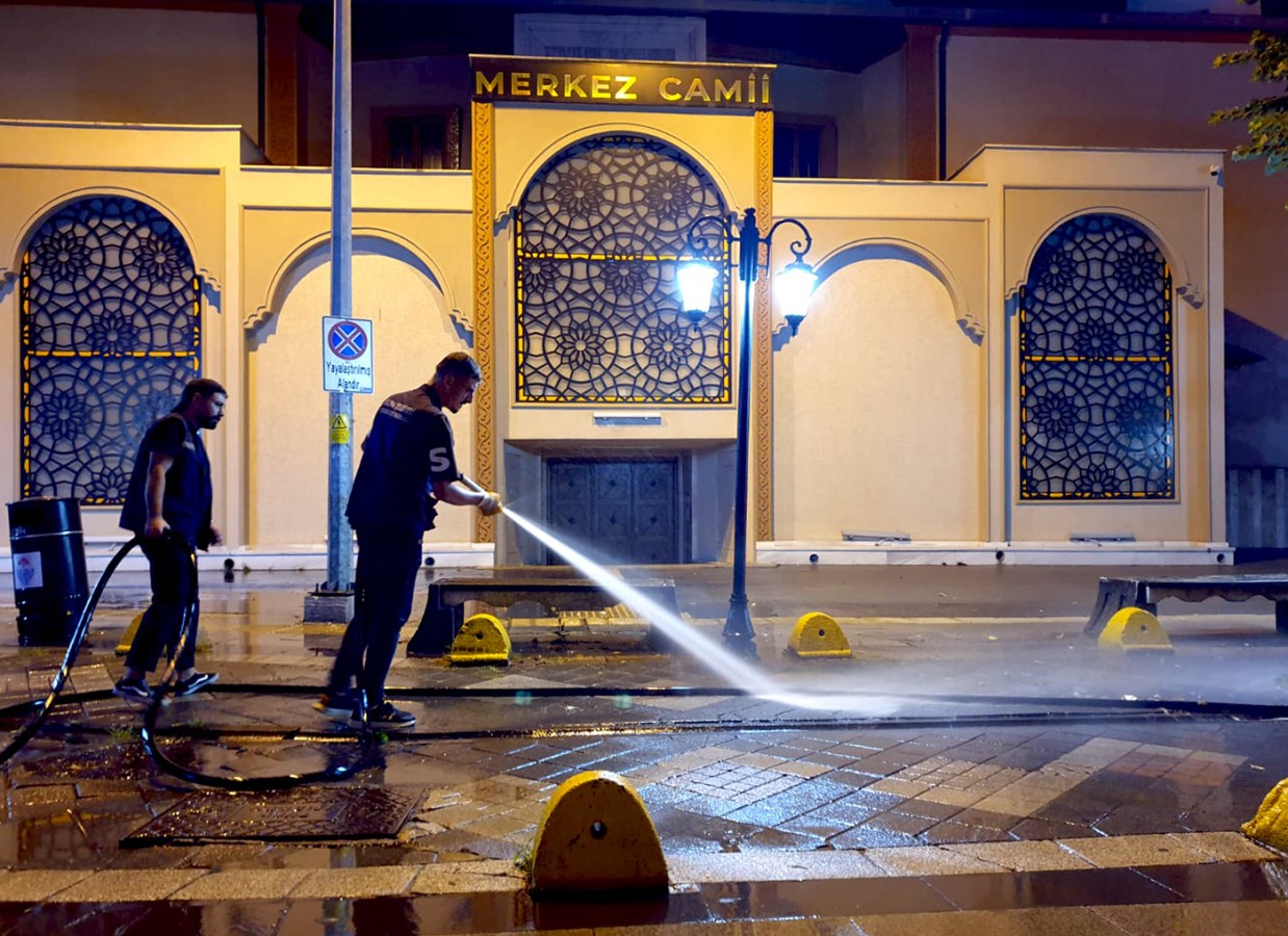 EKİPLERİMİZDEN GECE BOYU KAPSAMLI YIKAMA VE TEMİZLİK ÇALIŞMASI