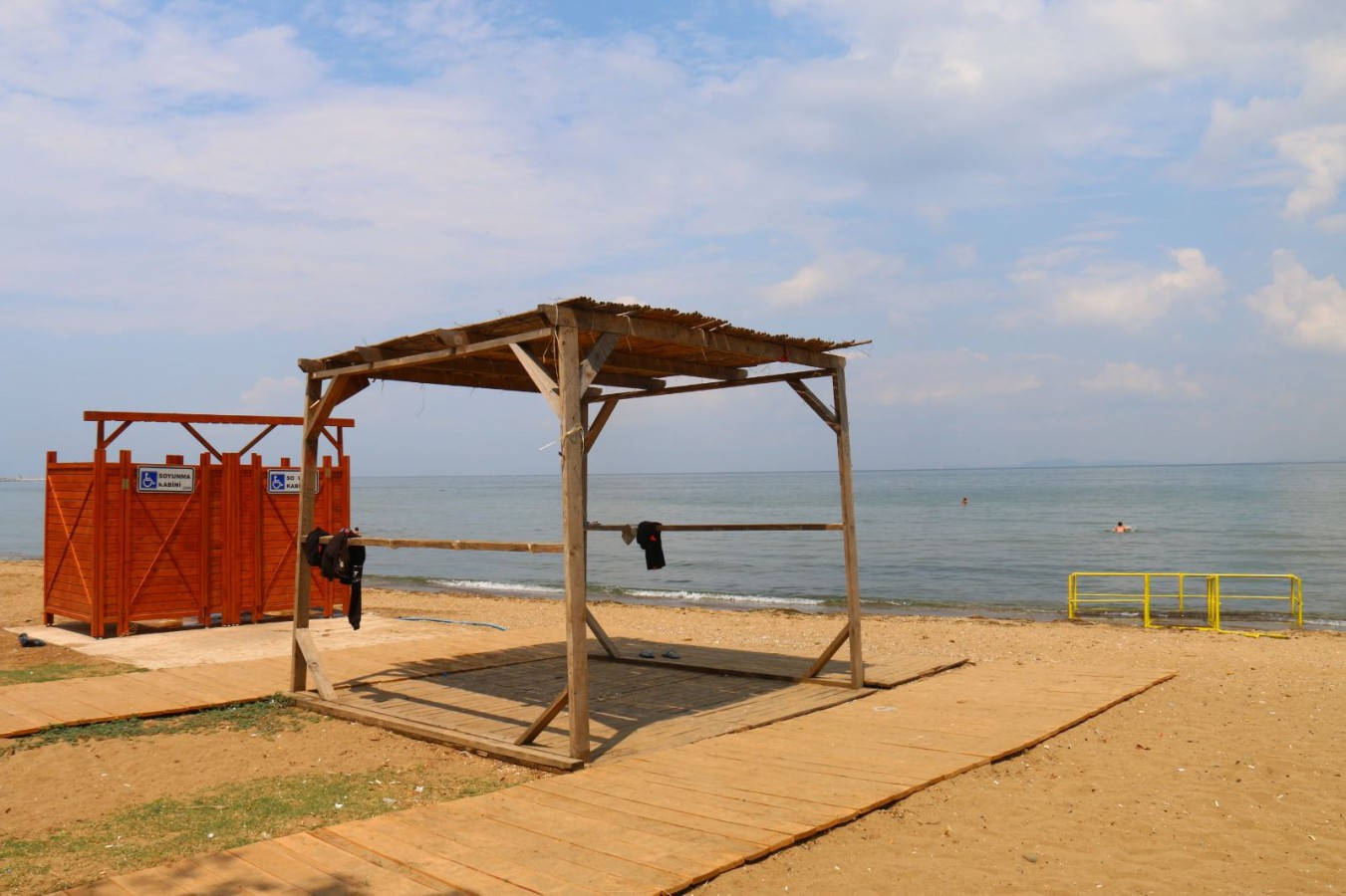 ENGELSİZ PLAJ GENÇLERİN SALDIRISINA UĞRADI