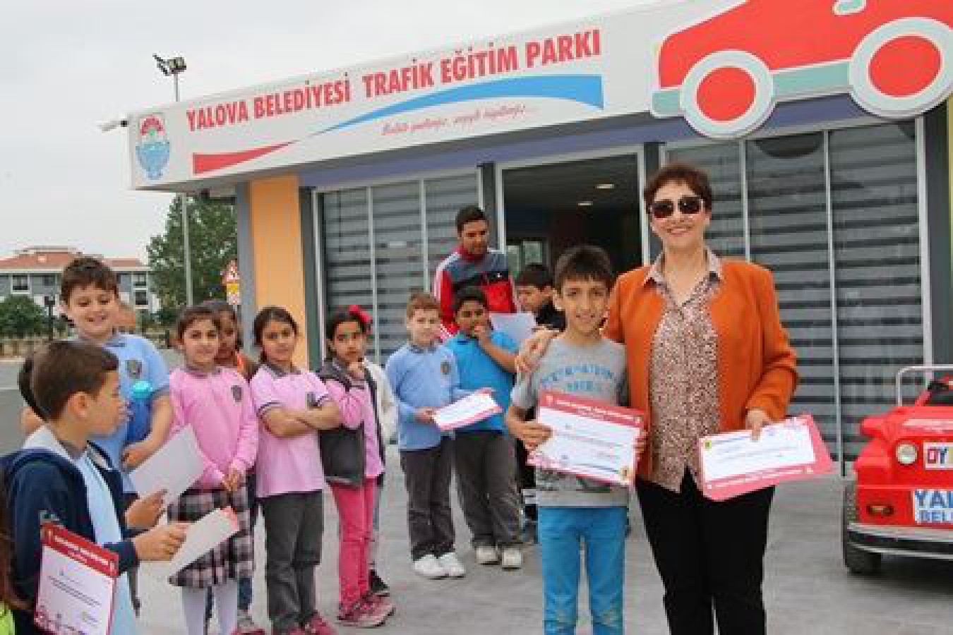 GAZİOSMANPAŞALI ÖĞRENCİLER SERTİFİKALARINI ALDILAR