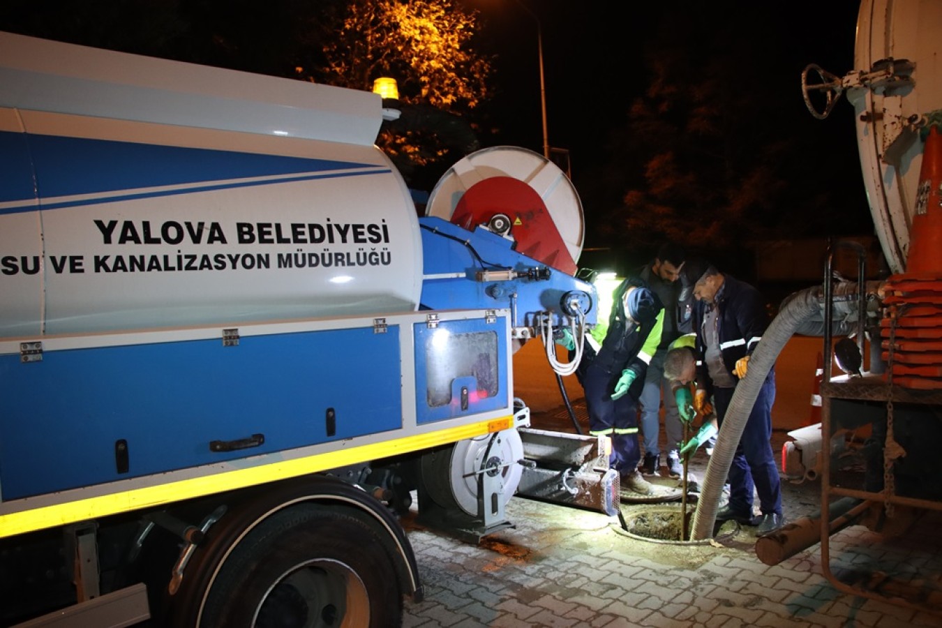 GECE GEÇ SAATLERE KADAR TEMİZLİK ÇALIŞMALARI SÜRÜYOR