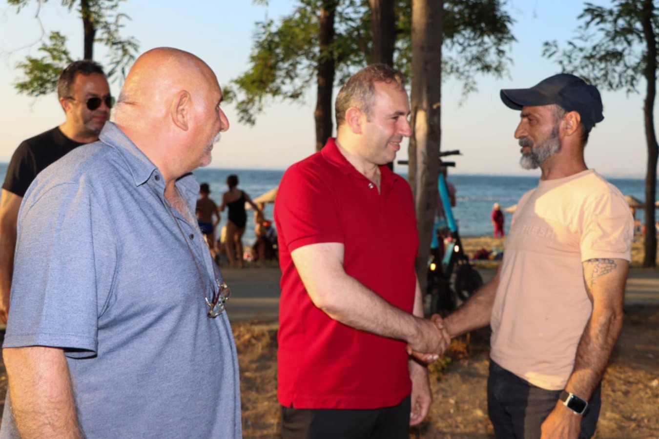 HALKLA İÇ İÇE BİR BAŞKAN