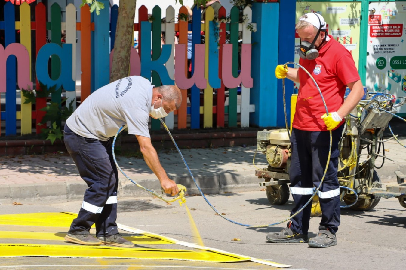HIZ KESİCİLER, YAYA GEÇİTLERİ VE ENGELLİ PARK ALANLARI BOYANIYOR