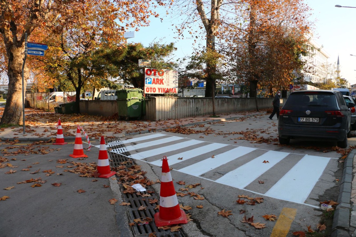 İSTANBUL CADDESİNE BAĞLANAN SOKAKLARIN YAYA ÇİZGİLERİ ÇİZİLDİ