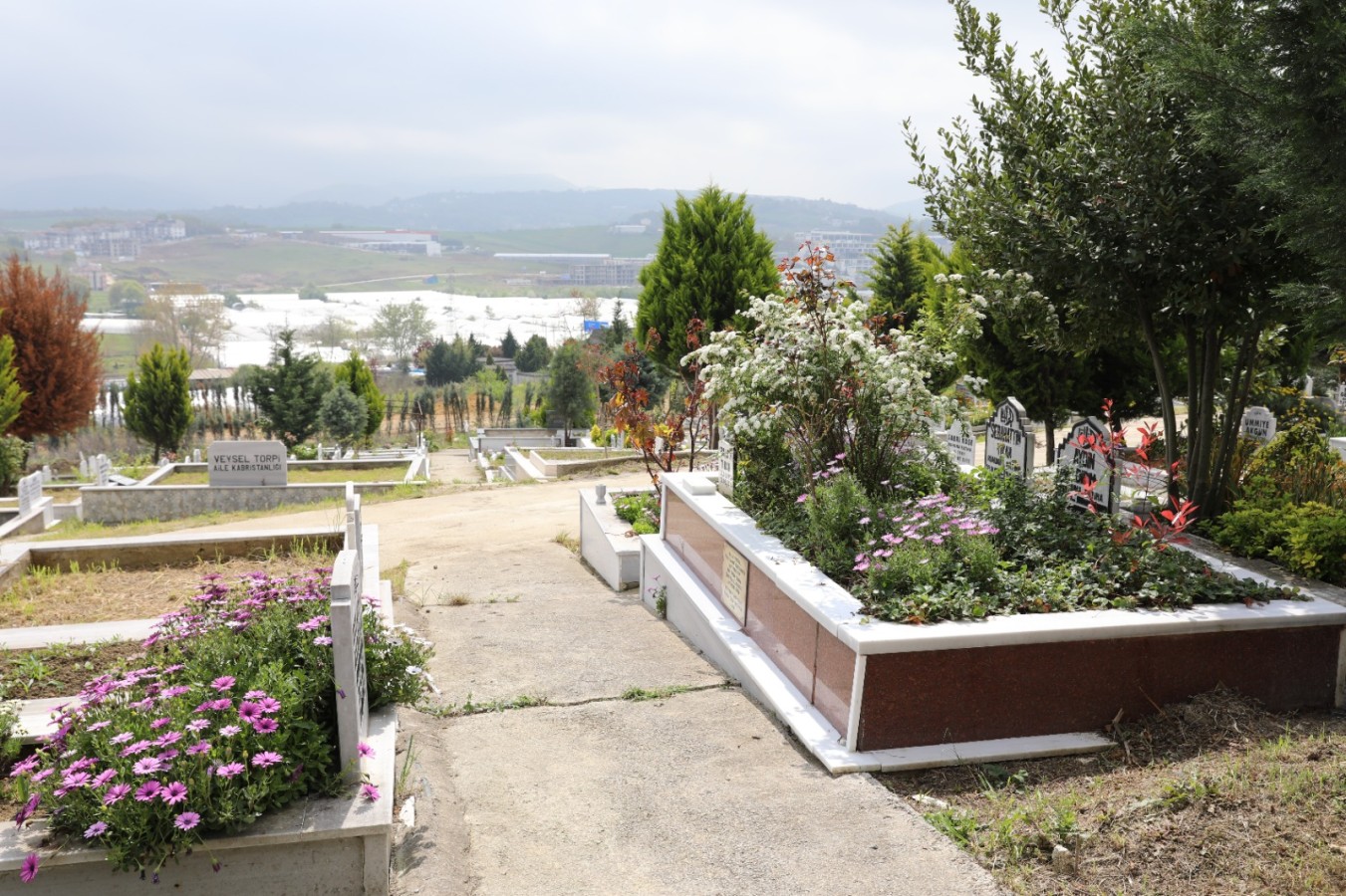 KABRİSTANLARDA BAYRAM TEMİZLİĞİ