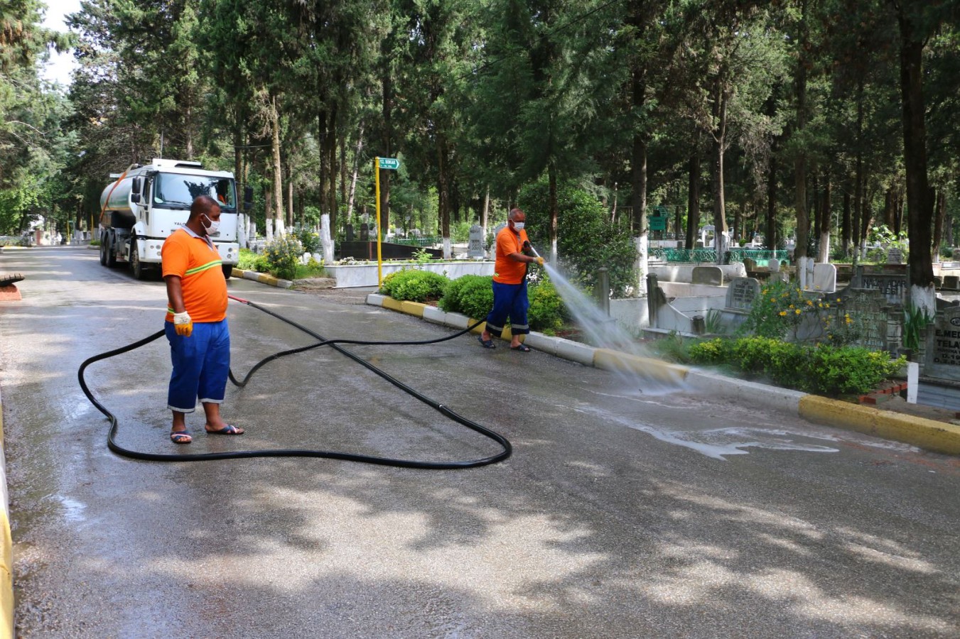 KABRİSTANLARIN GENEL TEMİZLİĞİ BAYRAM ÖNCESİ YAPILDI
