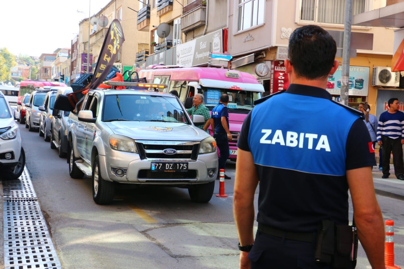 KALDIRIM İŞGALİNE GEÇİT VERİLMİYOR