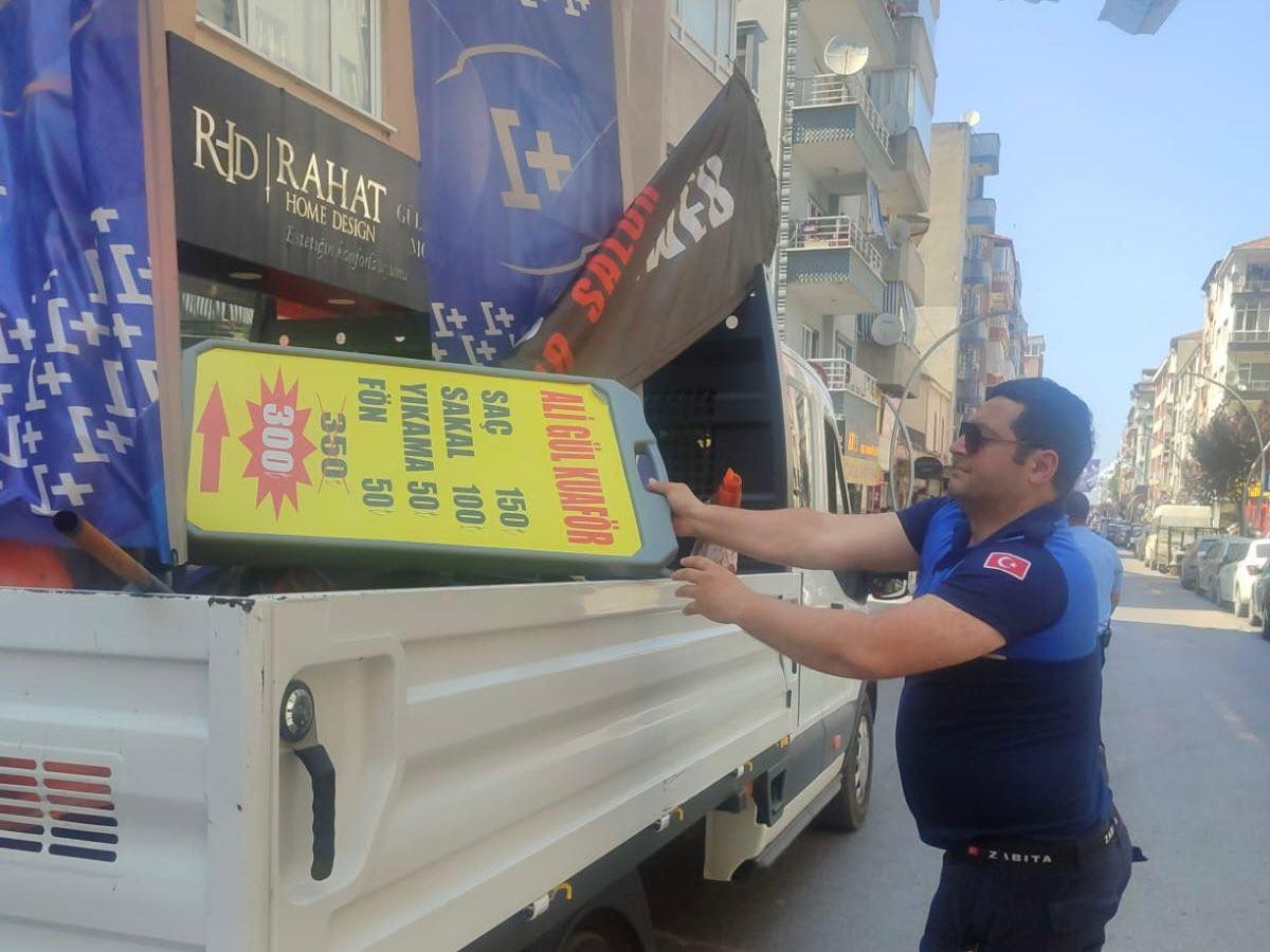 KALDIRIM VE YOL KENARLARINA KOYULAN MALZEMELER TOPLANDI