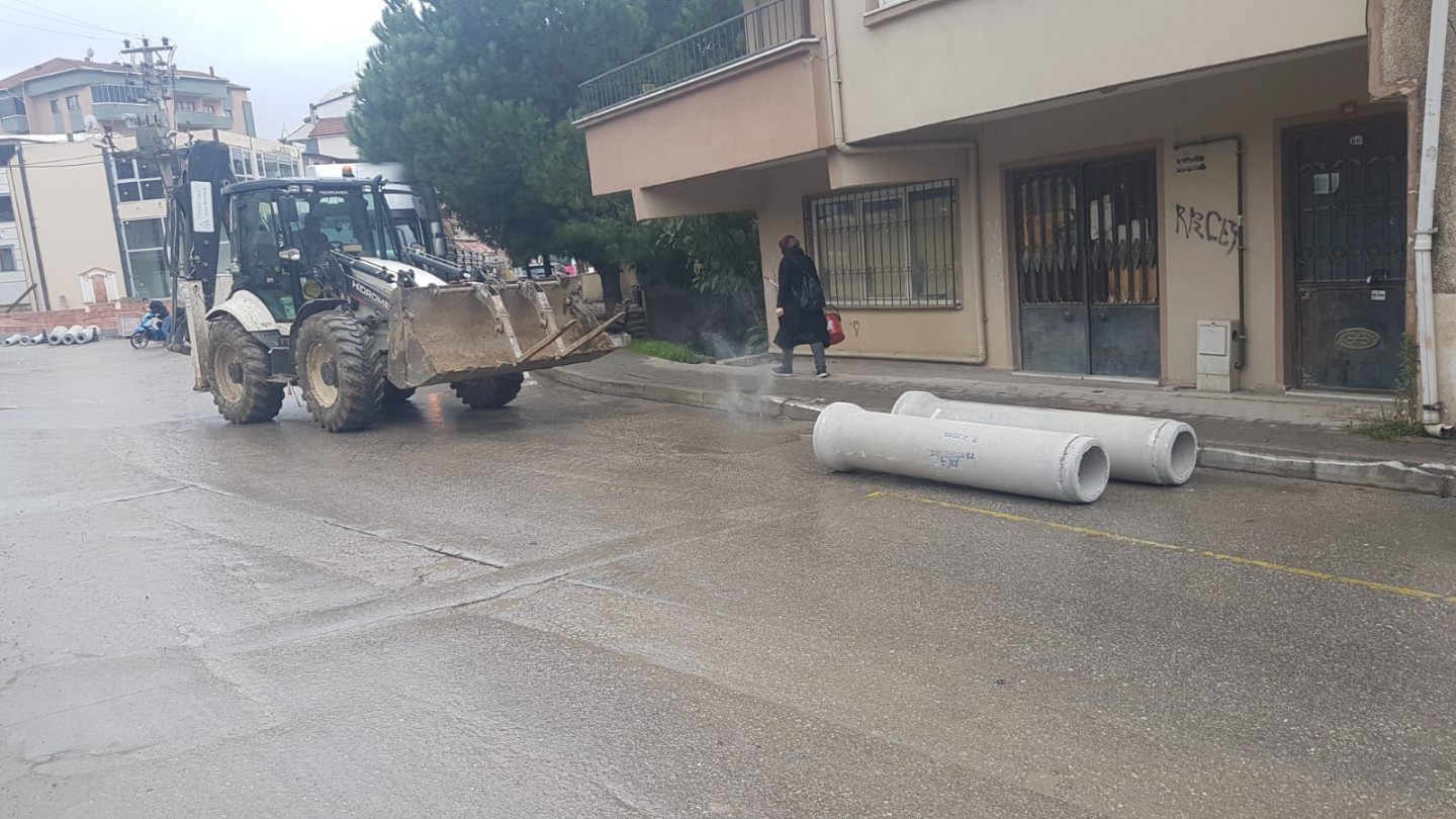 KANALİZASYON HATLARI YENİLENMEYE DEVAM EDİYOR