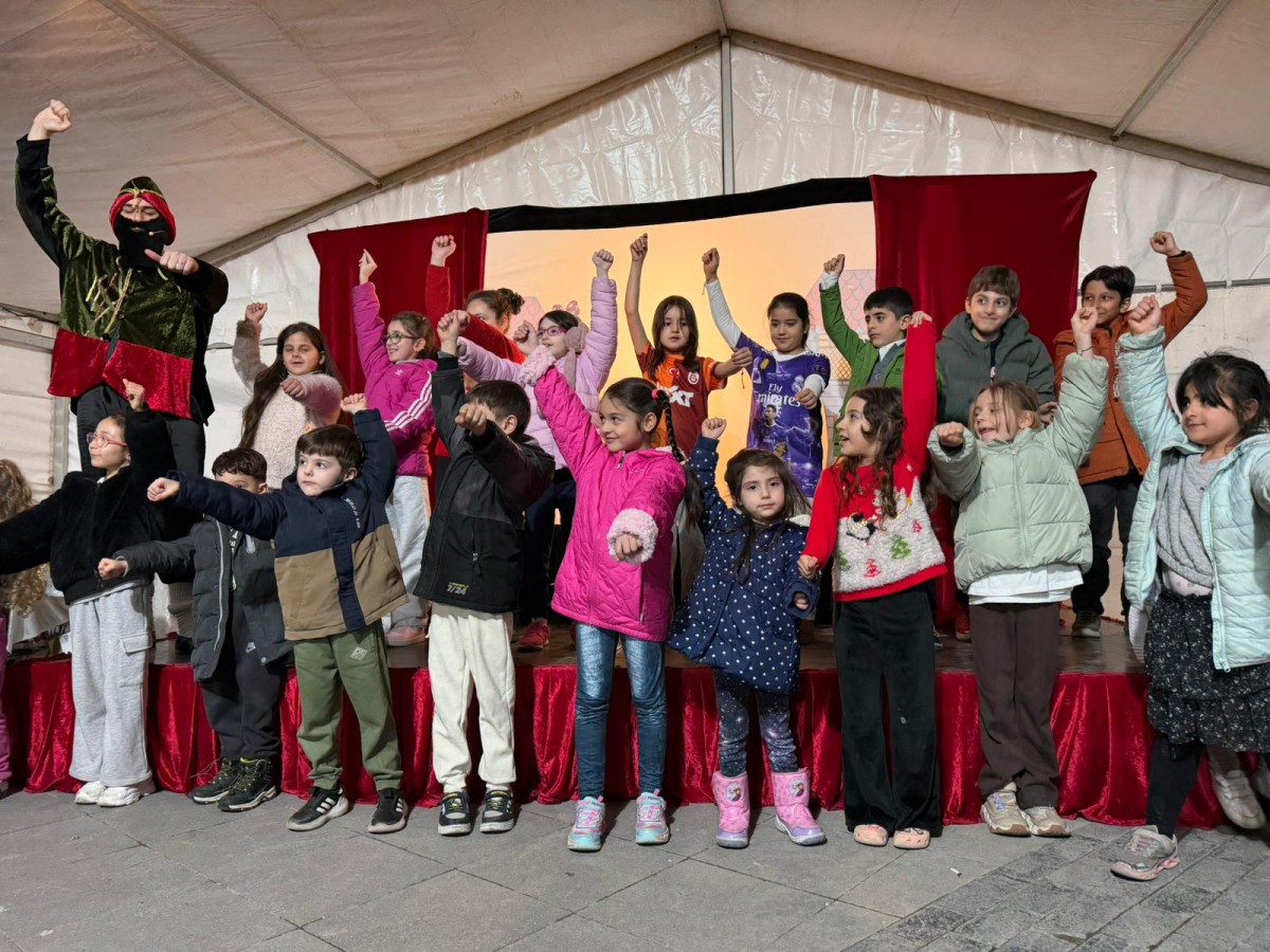 KARAGÖZ İLE HACİVAT RAMAZAN AKŞAMLARINA NEŞE KATIYOR