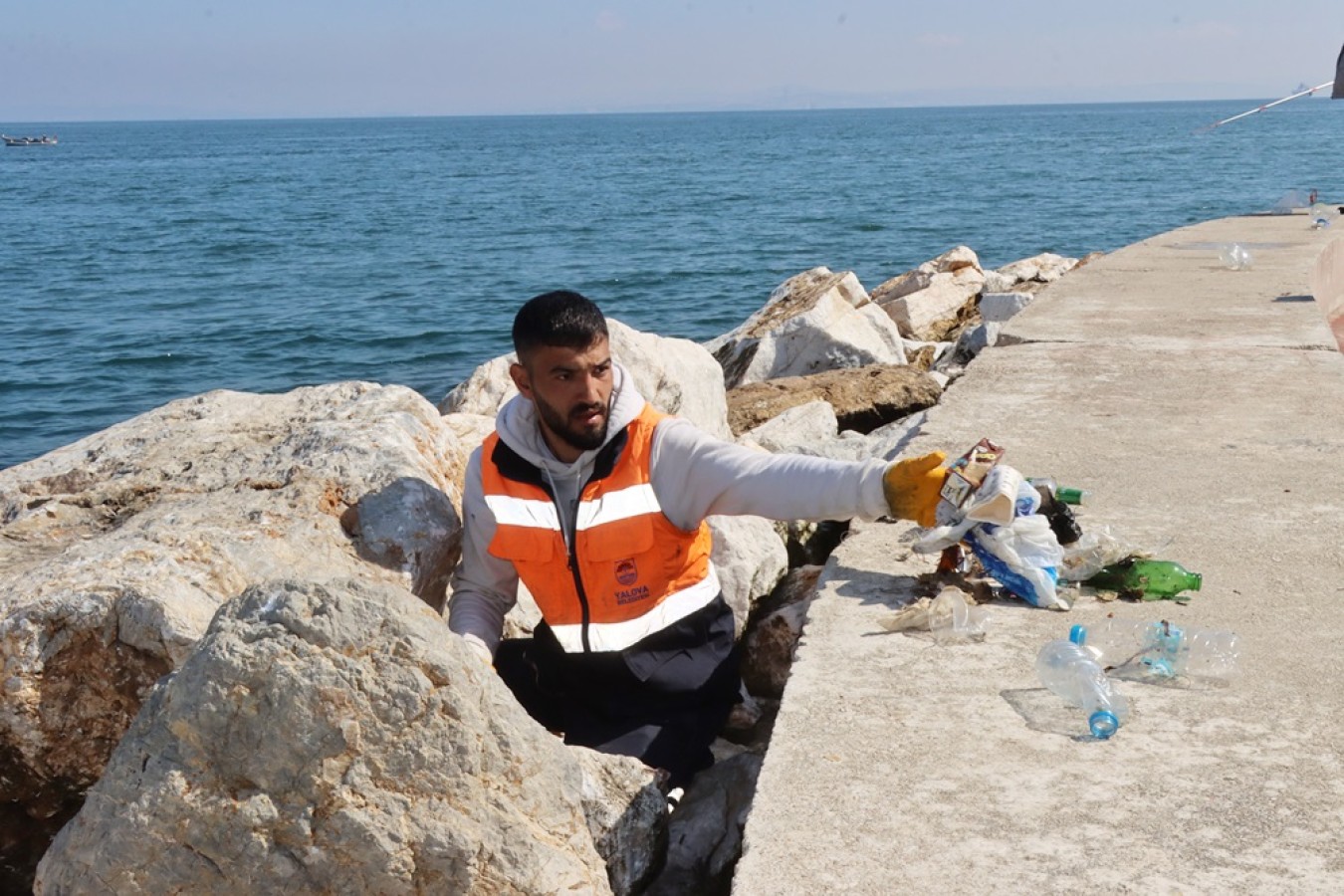 KAYALIKLARIN ARASINDAN TEK TEK ÇÖP TOPLADILAR