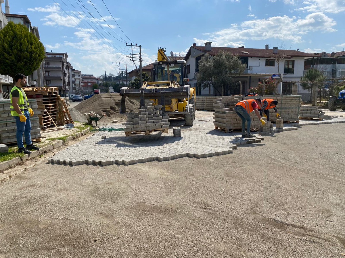 KİLİTLİ PARKE YOL ÇALIŞMALARI DEVAM EDİYOR