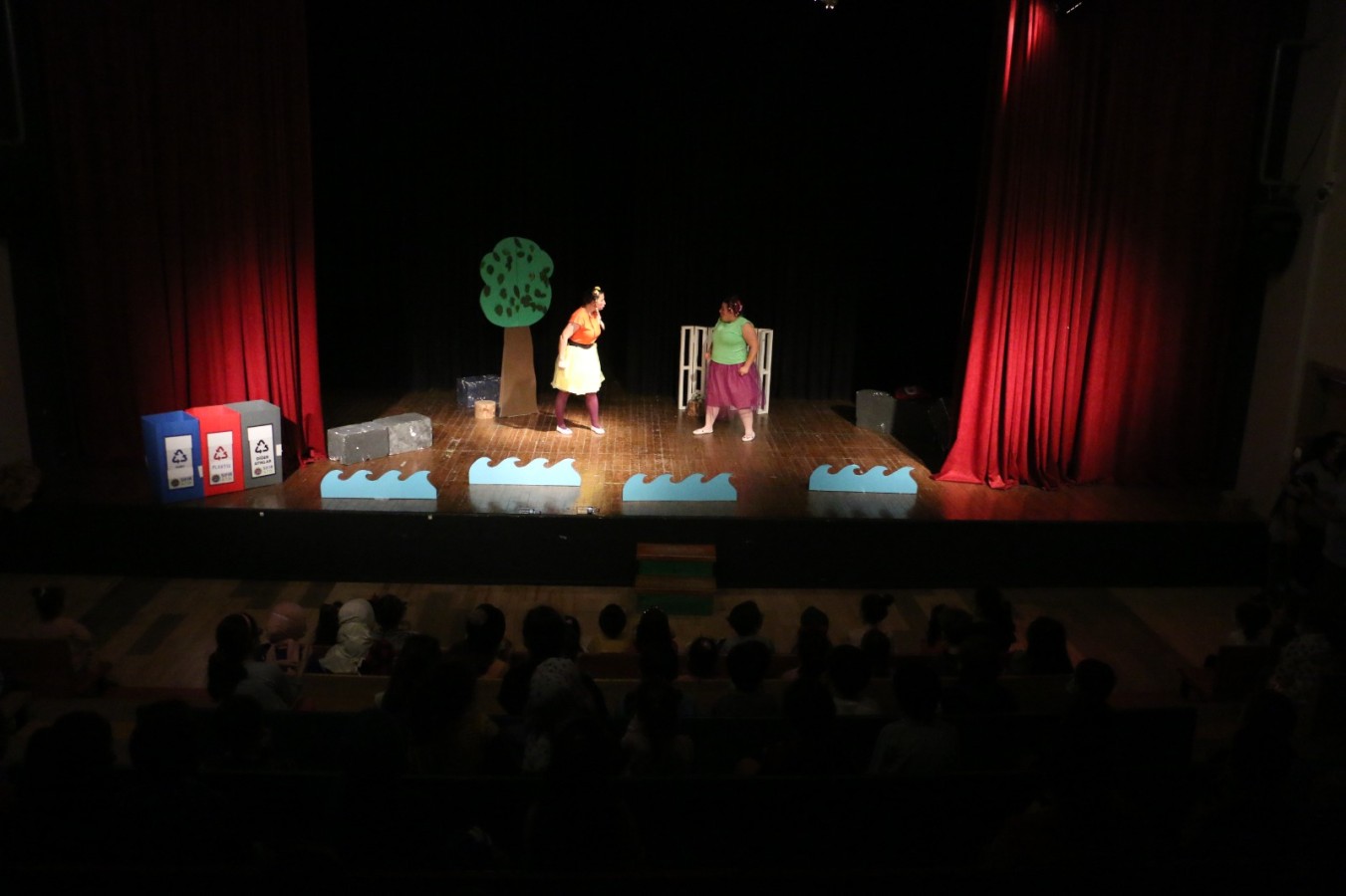 KİTAPLAR ÜLKESİ ÇOCUKLAR İÇİN SAHNELENECEK