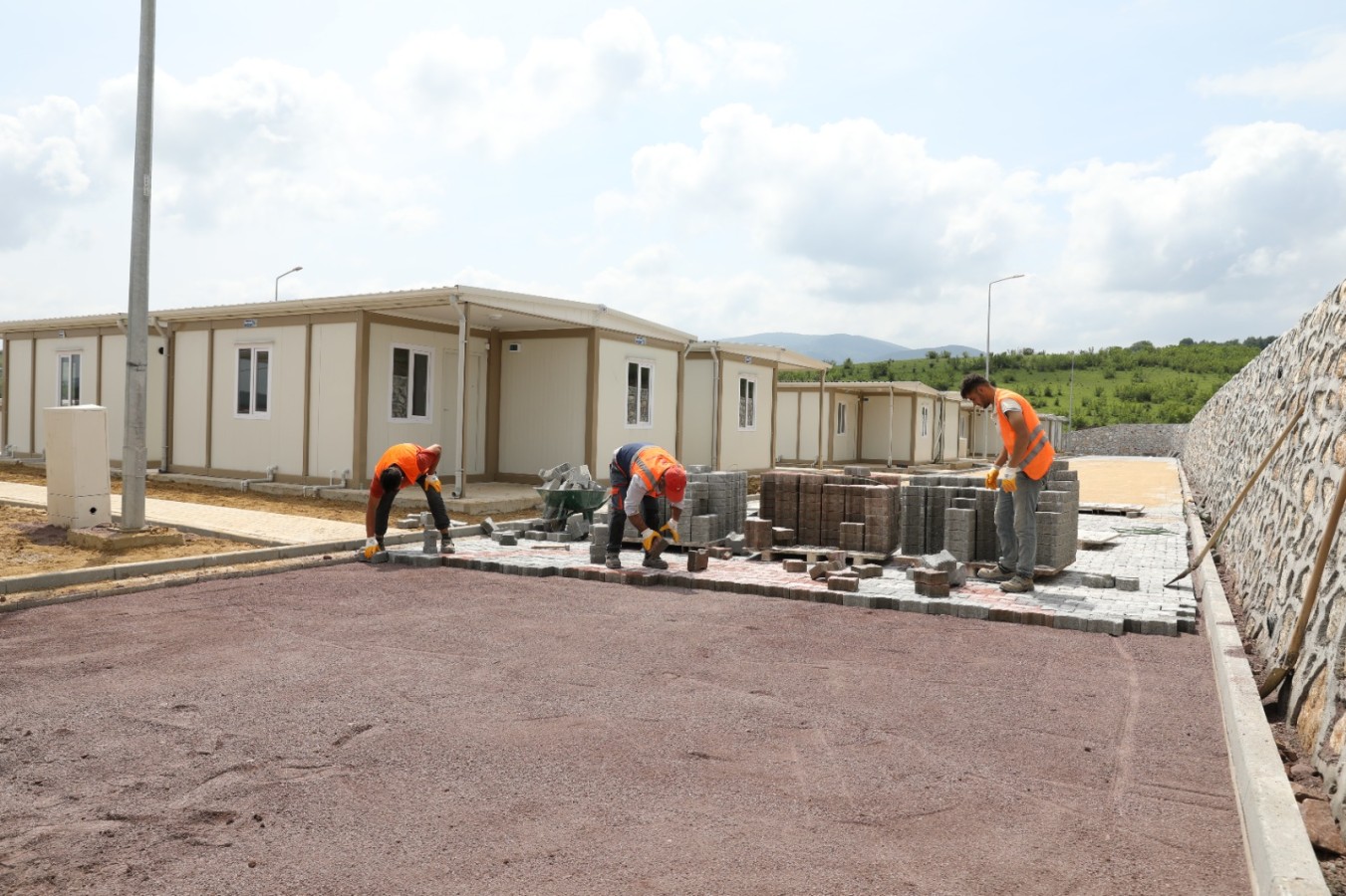 KONTEYNER KENTTE PARKE YOL ÇALIŞMALARI SÜRÜYOR