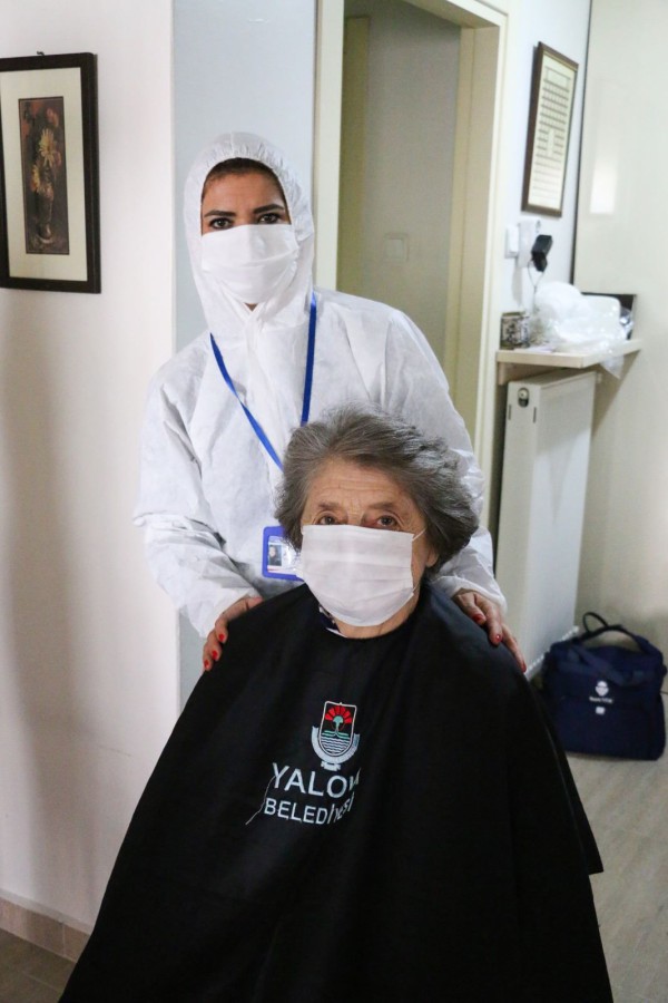 KUAFÖR VE BERBER HİZMETİ EVİNİZE GELMEYE DEVAM EDİYOR