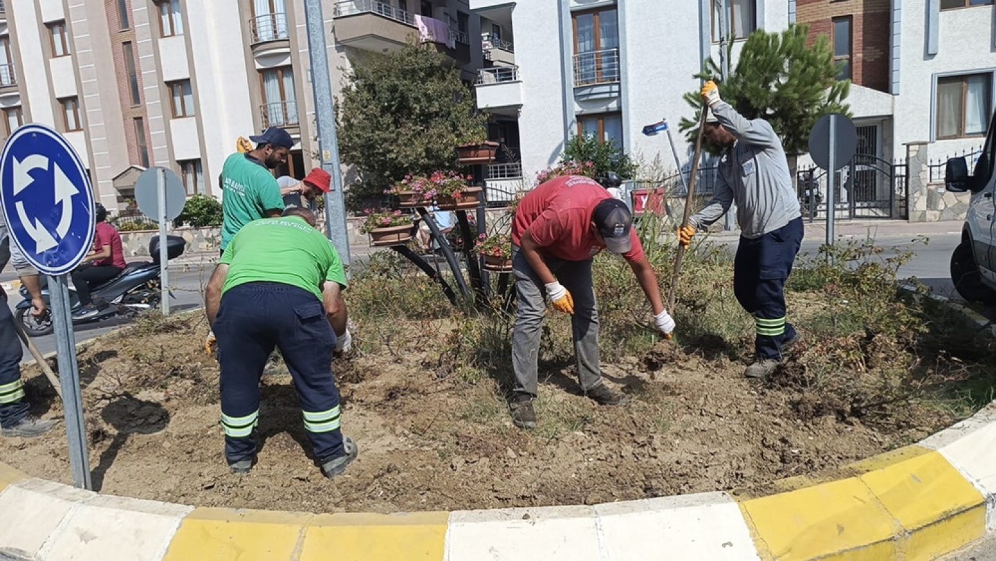 KURAKÇIL PEYZAJ ÇALIŞMALARI DEVAM EDİYOR