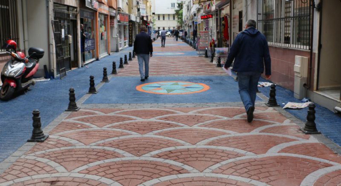 Kurtuluş Sokak’ta Sıra Makyajda