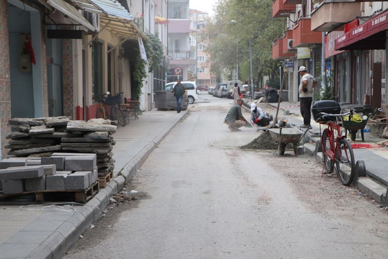 MERİH SOKAKTA KALDIRIMLAR YENİLENİYOR