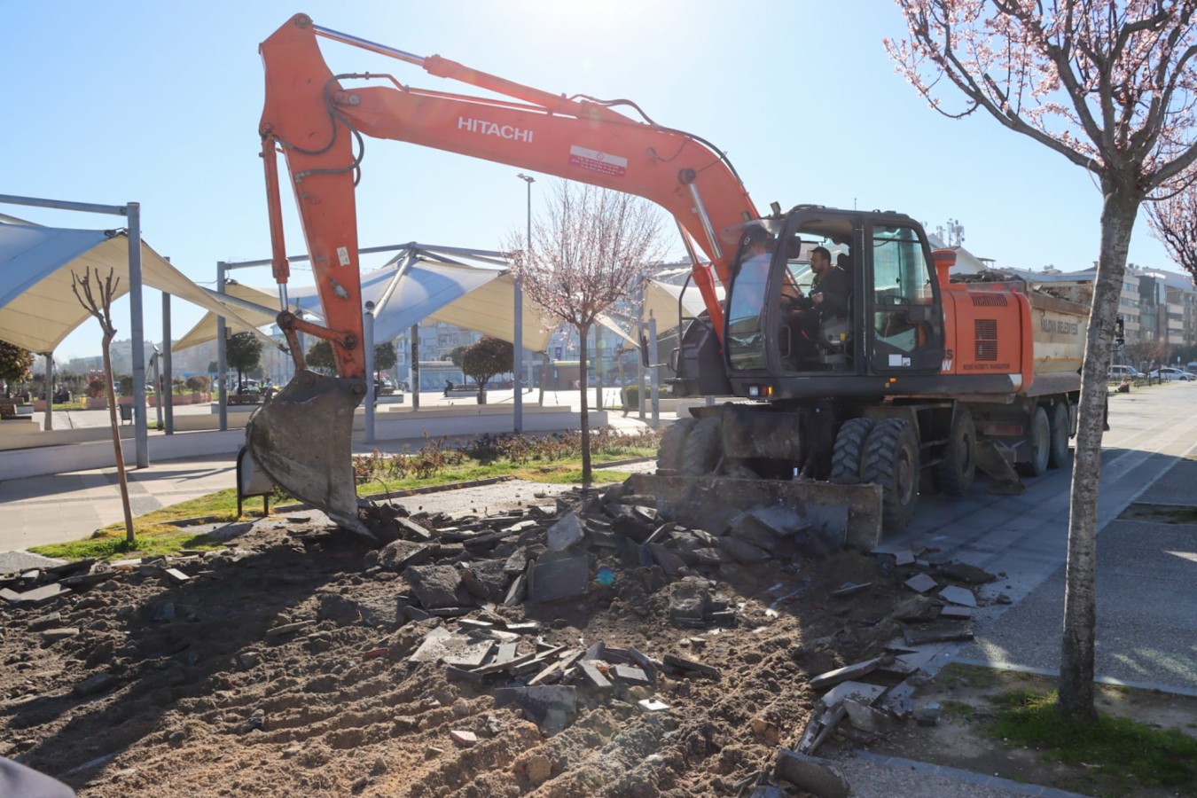 MEYDANDA ZEMİN İYİLEŞTİRME ÇALIŞMASINA BAŞLANDI
