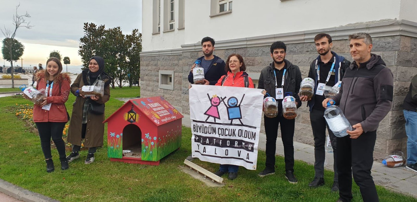 ÖĞRENCİLERİN EL EMEĞİ SU VE MAMA KAPLARI 30 NOKTAYA KONULDU