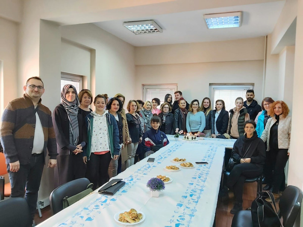 ÖĞRETMENLERE ERKEN KUTLAMA