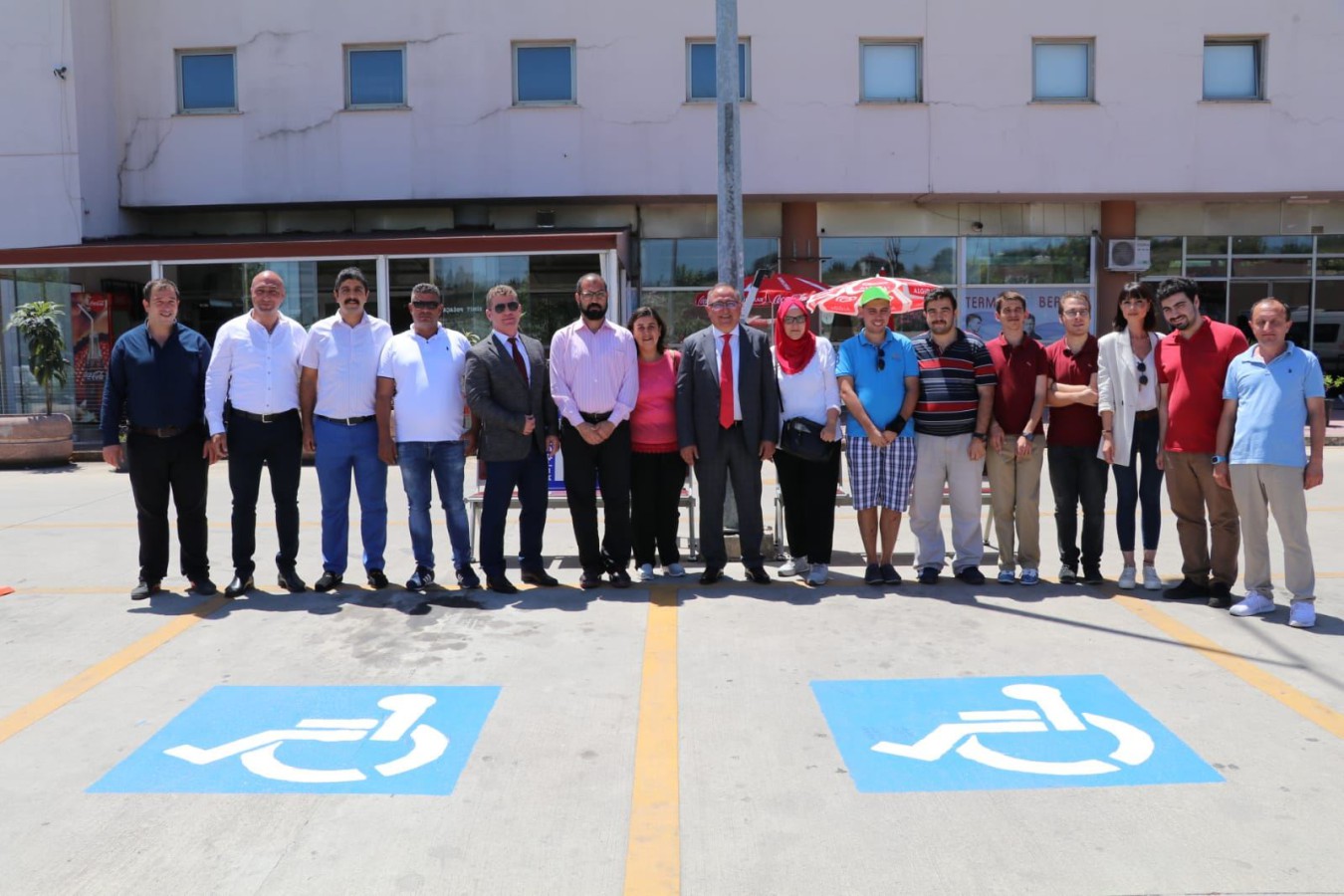 ÖZEL ÇOCUKLAR KENDİ OTOPARKLARINI KENDİLERİ BOYADILAR