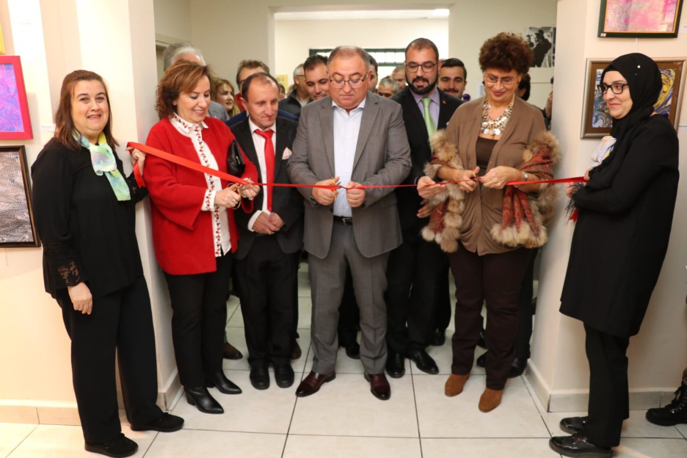 ÖZEL GÜNÜN RENKLİ SERGİSİ GÖRÜCÜYE ÇIKTI