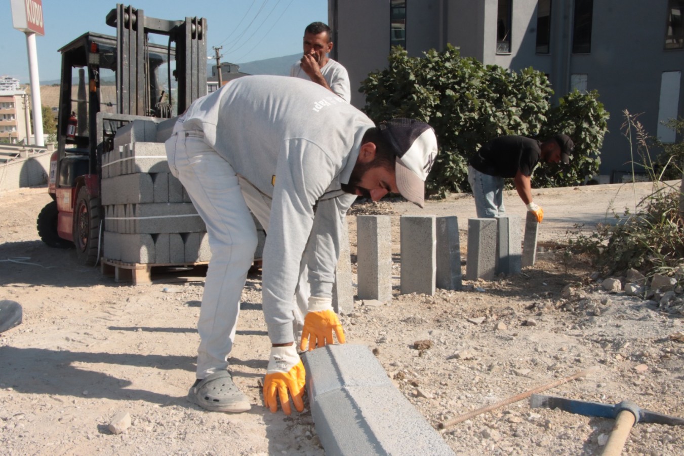 PARKE YOL ÇALIŞMALARI ARALIKSIZ DEVAM EDİYOR