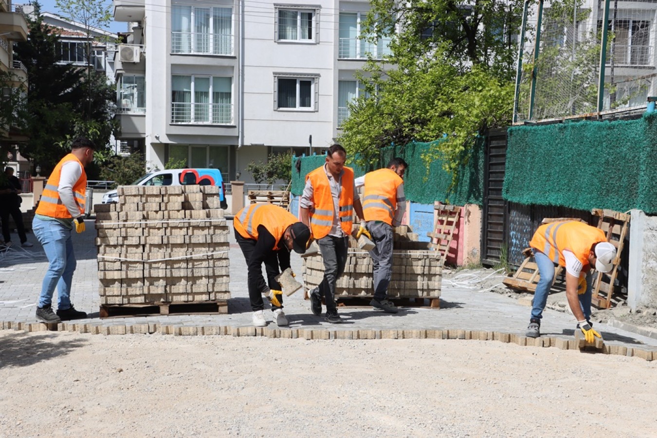 PARKE YOL ÇALIŞMALARI DEVAM EDİYOR