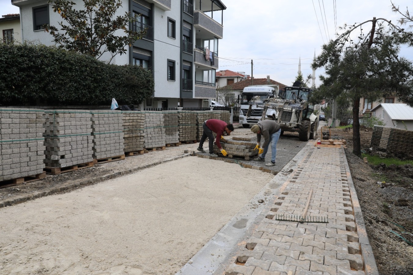 PARKE YOL ÇALIŞMALARI SÜRÜYOR