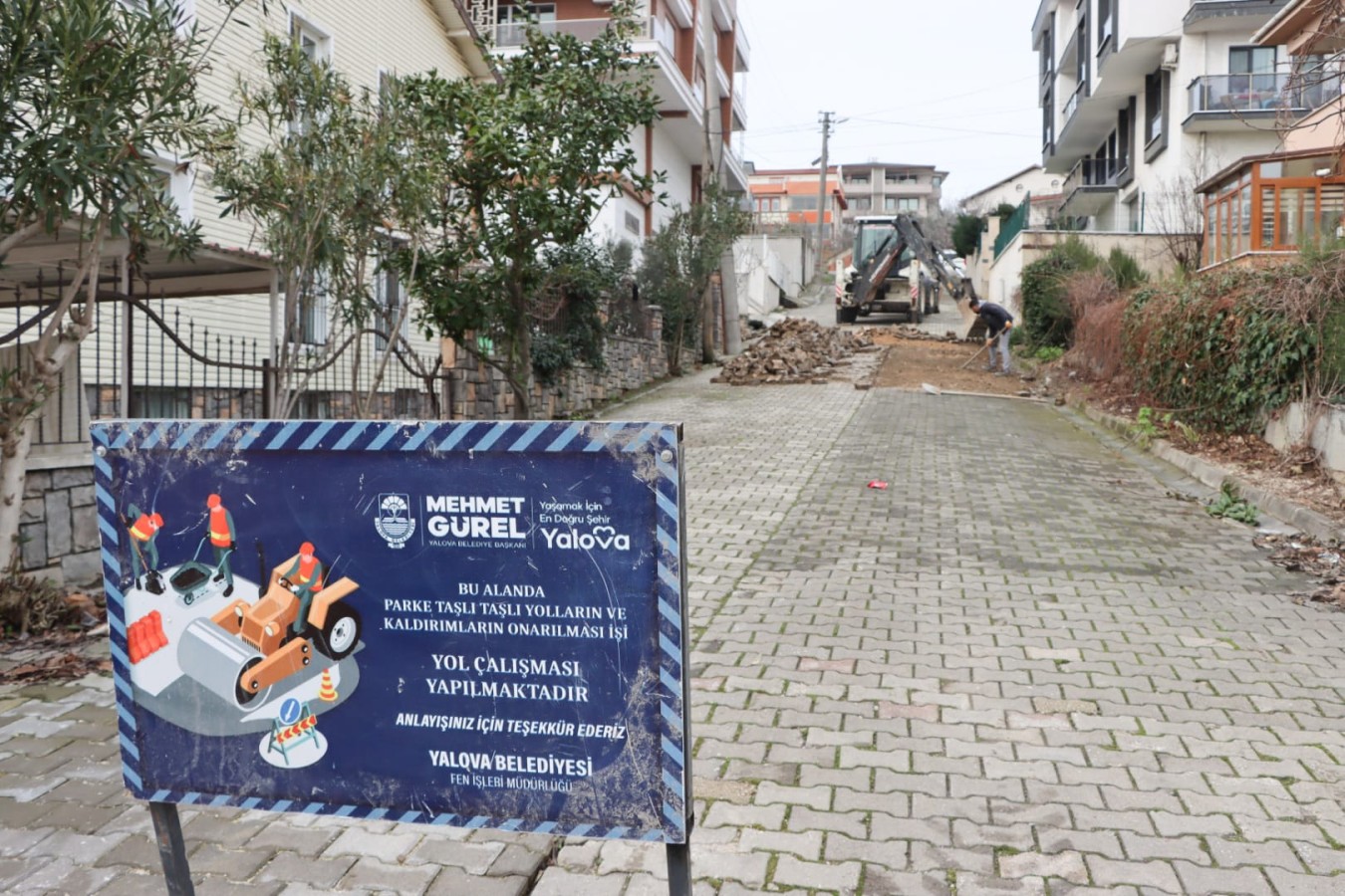 PARKE YOLLAR VE KALDIRIMLAR ONARILIYOR