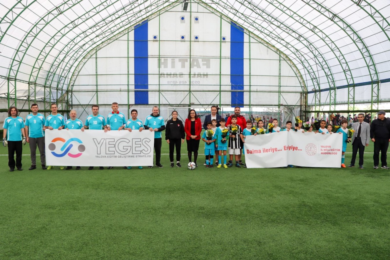 PROTOKOL MENSUPLARI İLE ÖĞRENCİLER HALI SAHA MAÇINDA BİR ARAYA GELDİ