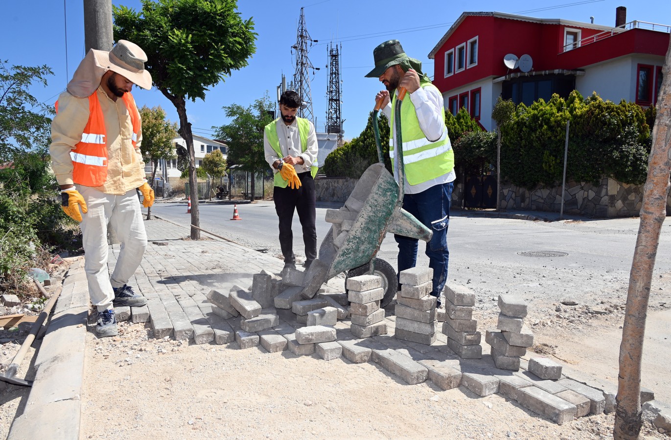 RADAR CADDESİ'NDE PARKE YOLLARA BAKIM VE ONARIM