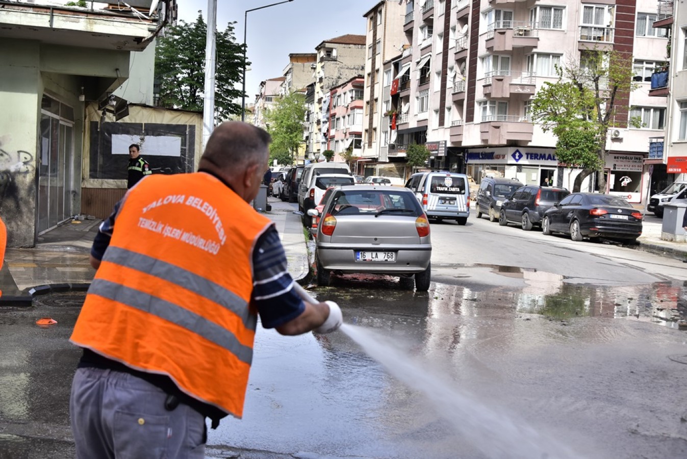 RAMAZAN BAYRAMI ÖNCESİ CADDELER YIKANIYOR