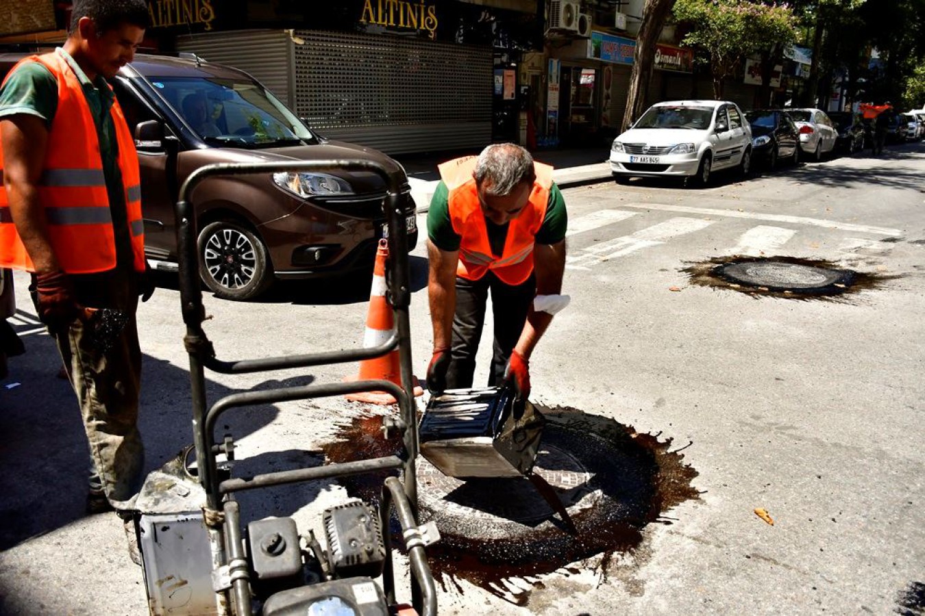 RÖGAR KAPAKLARINI ASFALT SEVİYESİNE ÇEKİLMESİNE DEVAM EDİLİYOR