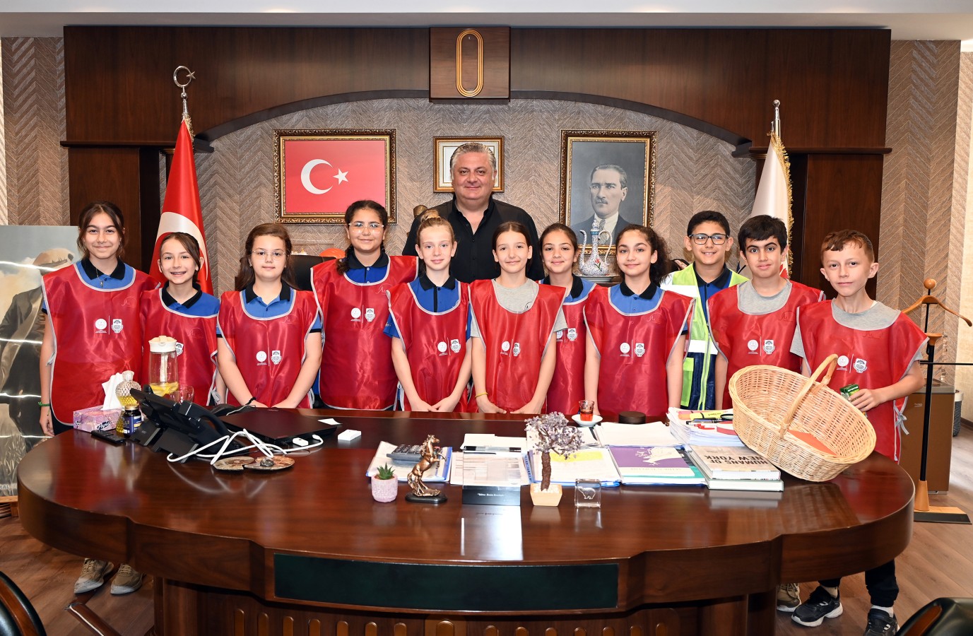 SAHİPSİZ CANLARIN ‘İYİLİK ELÇİLERİ’ BAŞKAN GÜREL’İ ZİYARET ETTİ