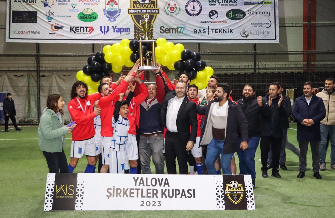 ŞAMPİYON TAKIMA KUPA VE MADALYALARINI BAŞKAN TUTUK VERDİ