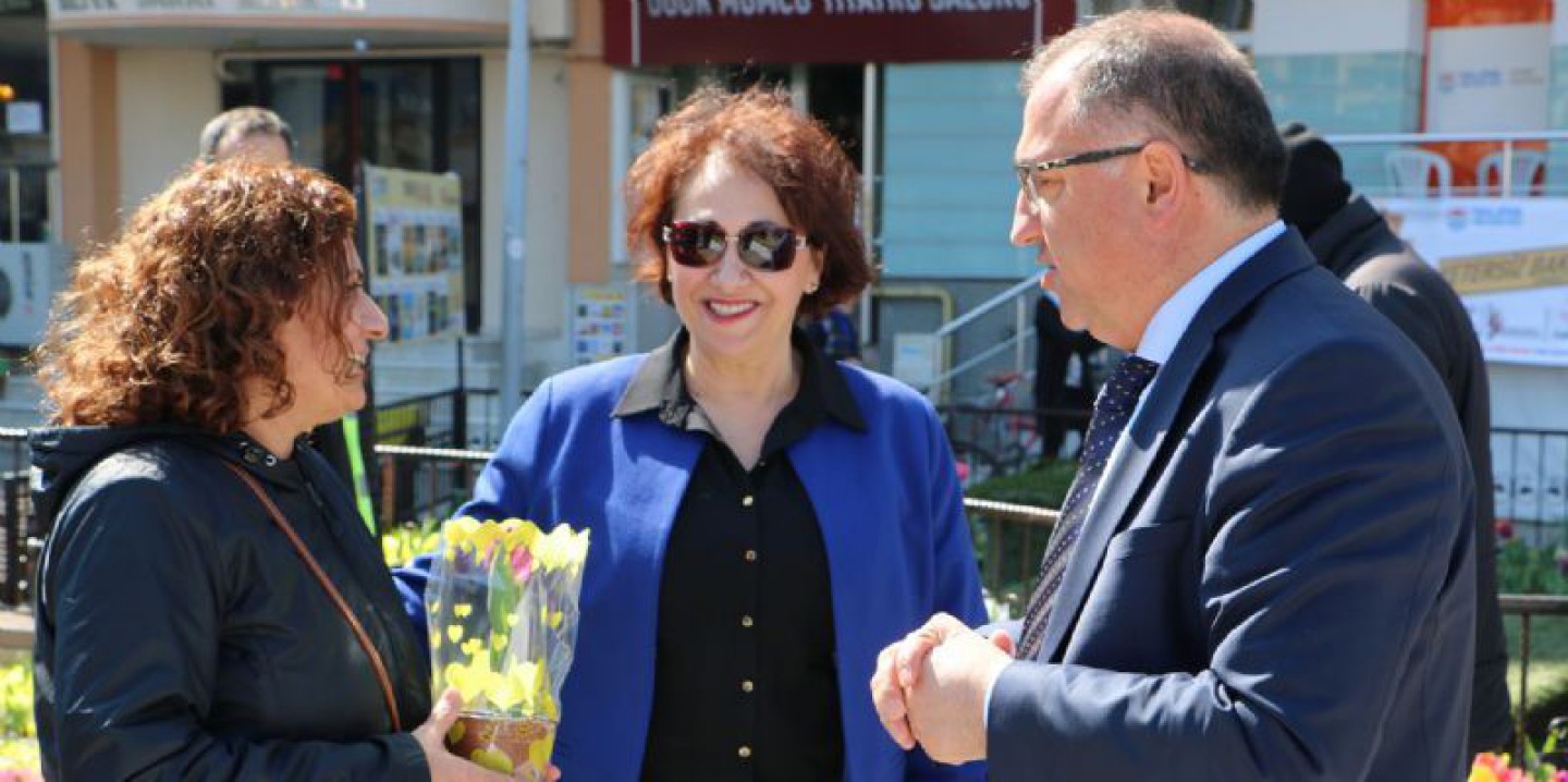 Şehitler İçin Lale Dağıtıldı