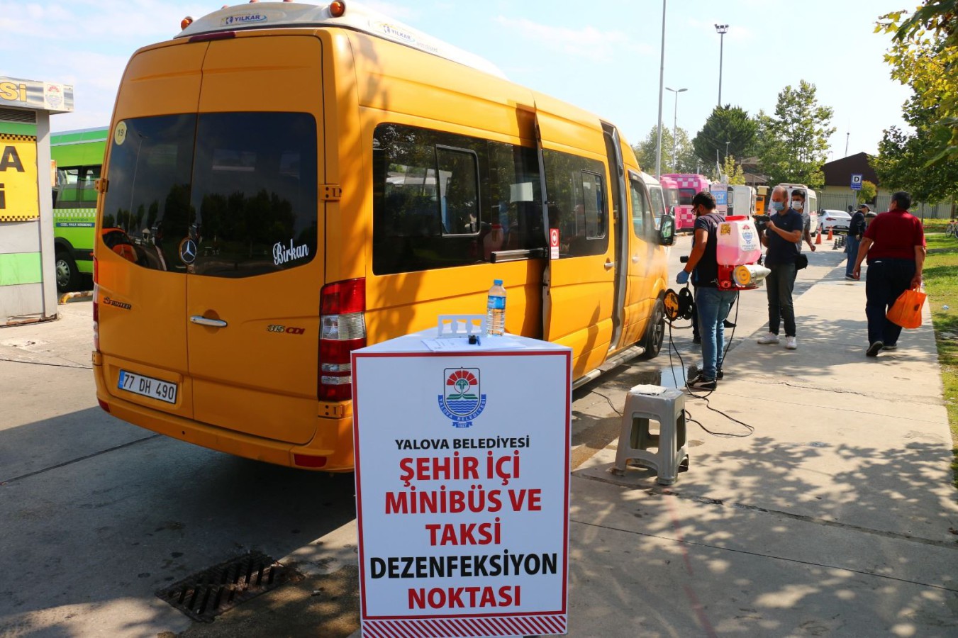 TAKSİLER VE MİNİBÜSLER DEZENFEKTE EDİLİYOR