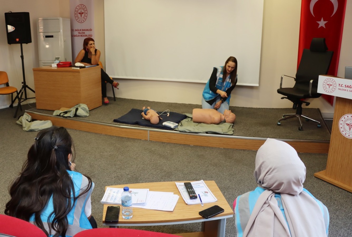 TEMEL İLK YARDIM EĞİTİMİ ALIYORLAR