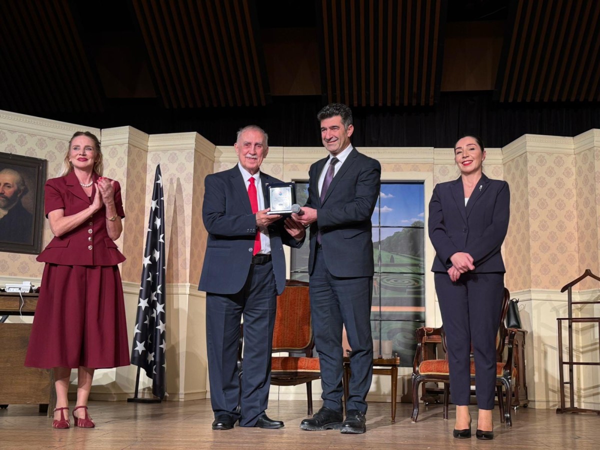 TİYATRO GÖSTERİSİ KAHKAHA DOLU ANLARA SAHNE OLDU