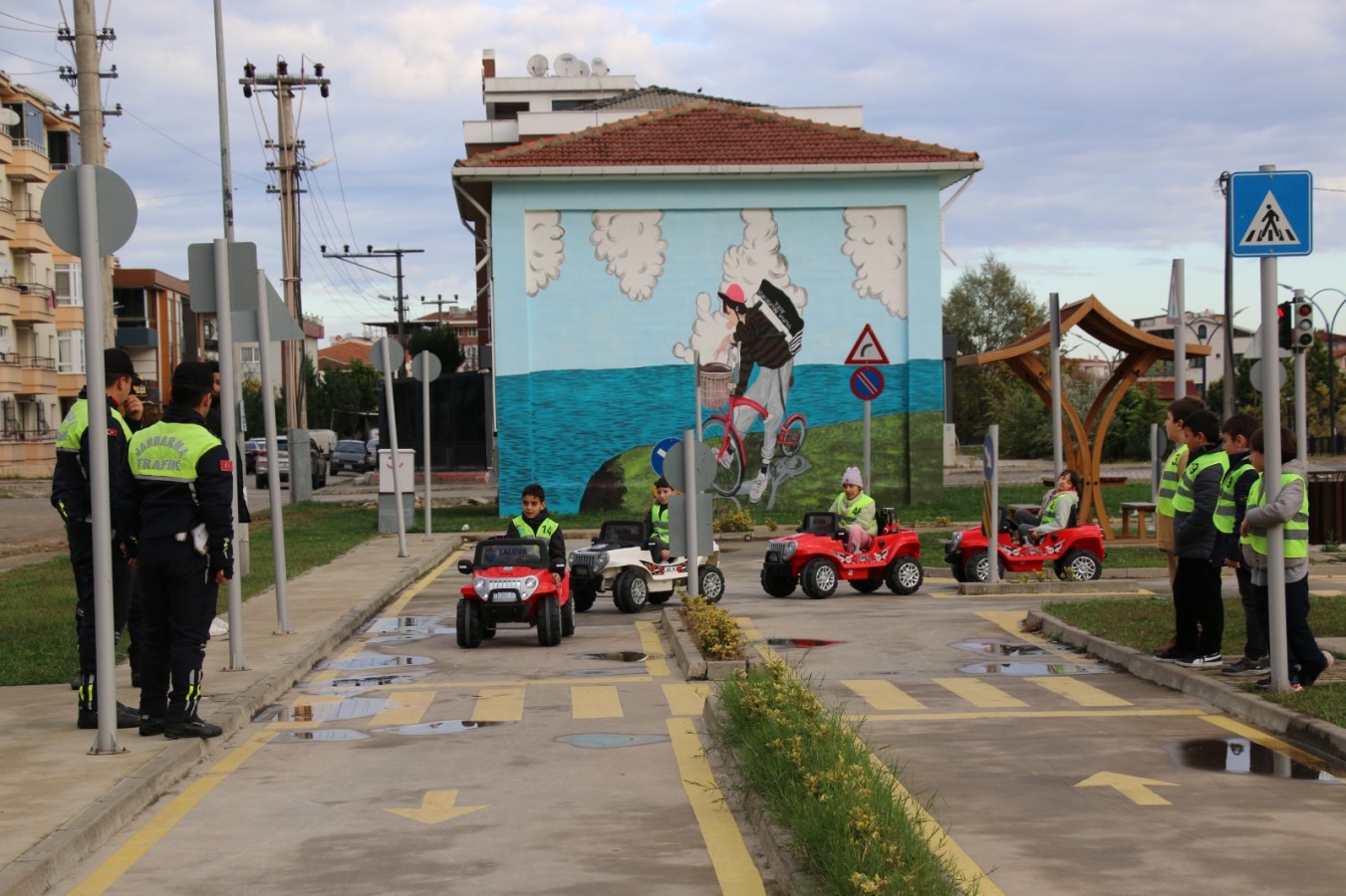 TRAFİK EĞİTİM PİSTİ ÖĞRENCİLERİN EĞLENCE DURAĞI