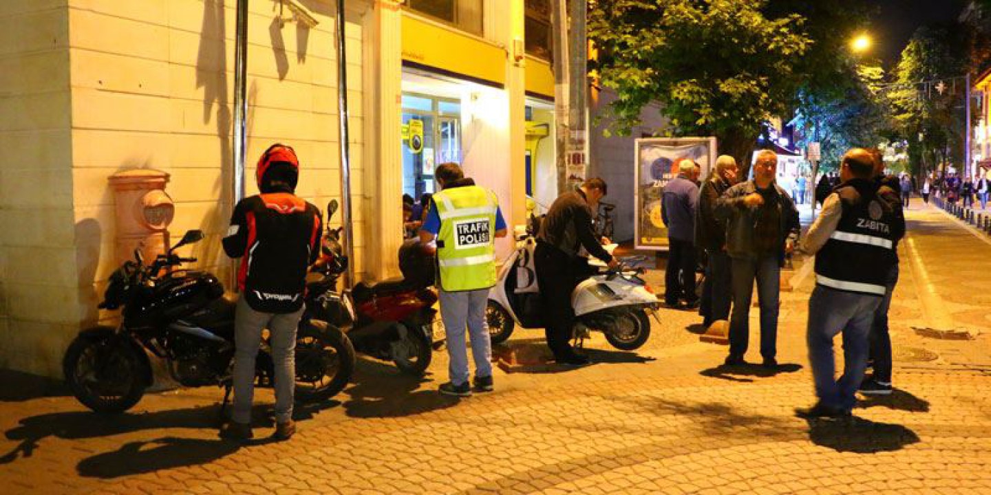 TRAFİK EKİPLERİNDEN SAHİLDE SIKI DENETİM