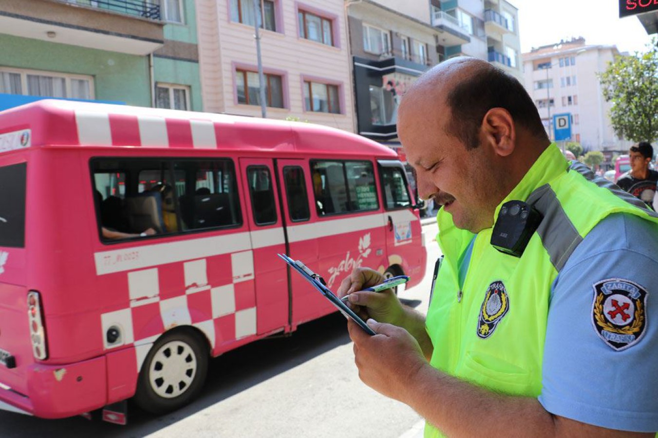 TRAFİK ZABITA EKİPLERİ TOPLU TAŞIMA ARAÇLARINI DENETLİYOR